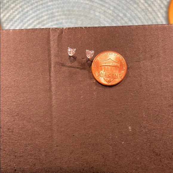 NWOT Elegant Rhinestone Heart Stud Earrings 18K White Gold Plated - Picture 13 of 16